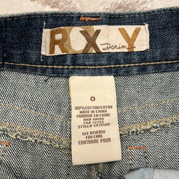 Mini blue denim skirt, no blemishes or damage super good condition, good fit :DD - Picture 3 of 3